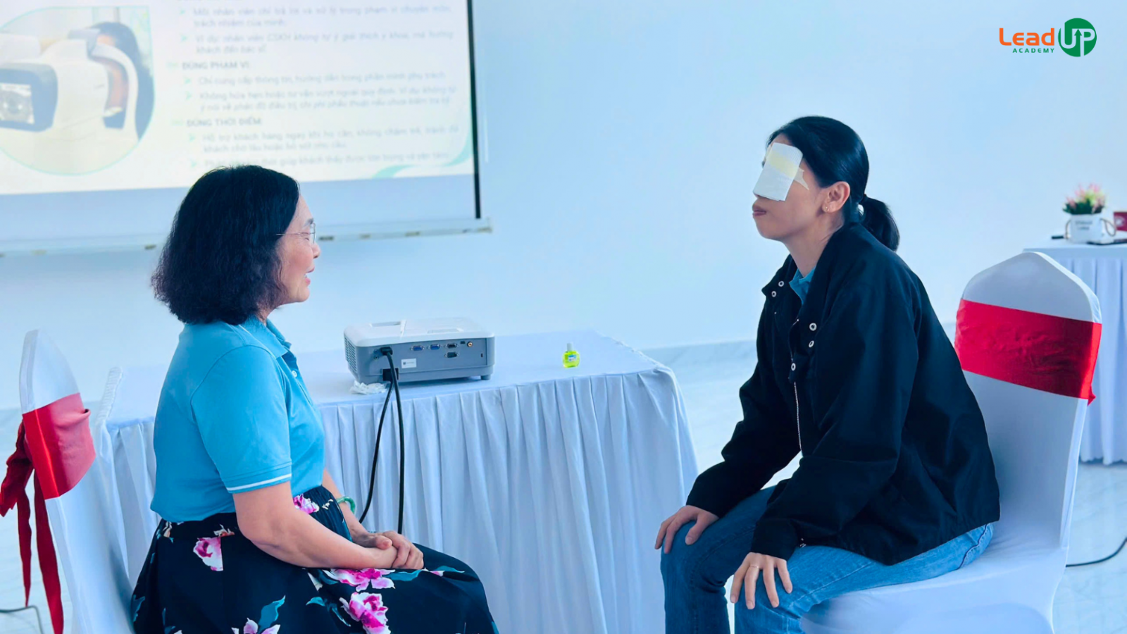 Ảnh: Phương pháp đóng vai được thực hiện trong Chương trình dành cho Bệnh viện Mắt Việt An