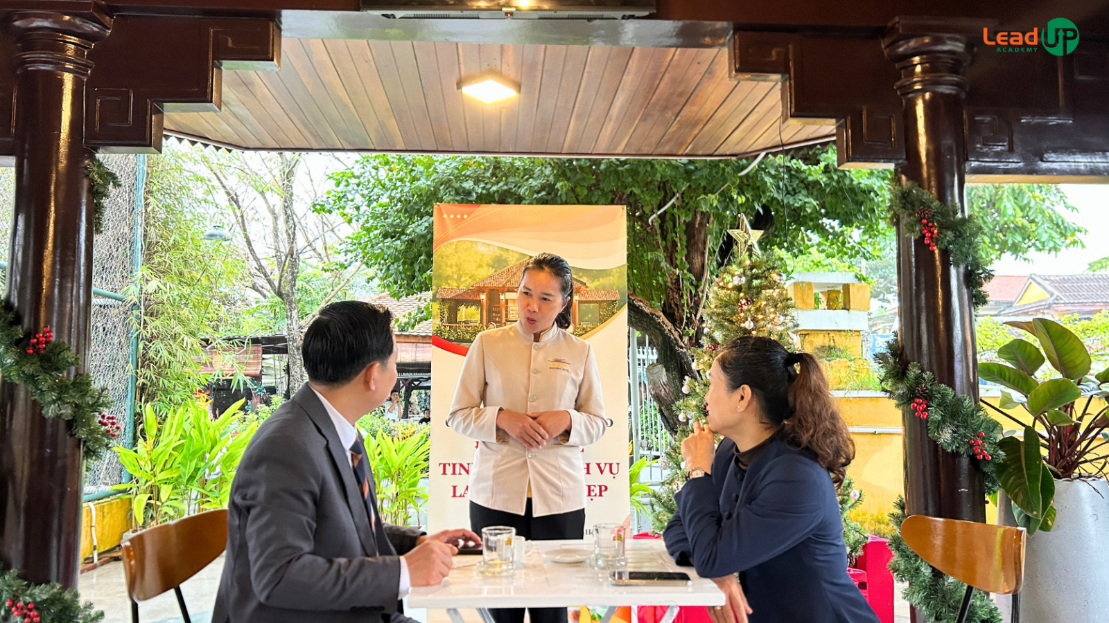 Ảnh: Phương pháp đóng vai được thực hiện trong Chương trình đào tạo “Đánh thức tinh thần dịch vụ - Lan tỏa nét đẹp Hội An”