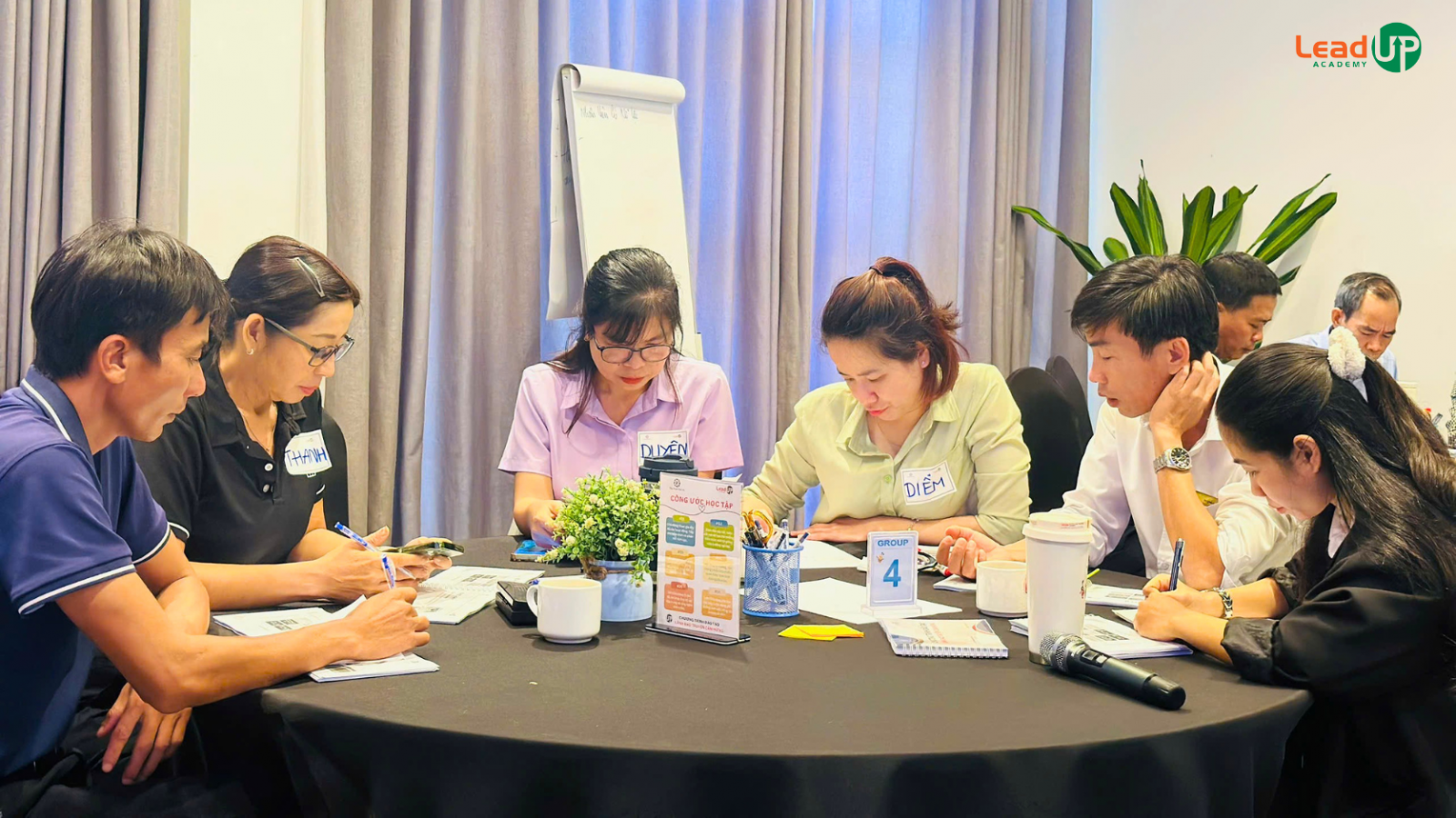 Ảnh: Thảo luận nhóm trong chương trình đào tạo tại Khách sạn The Pearl Hội An