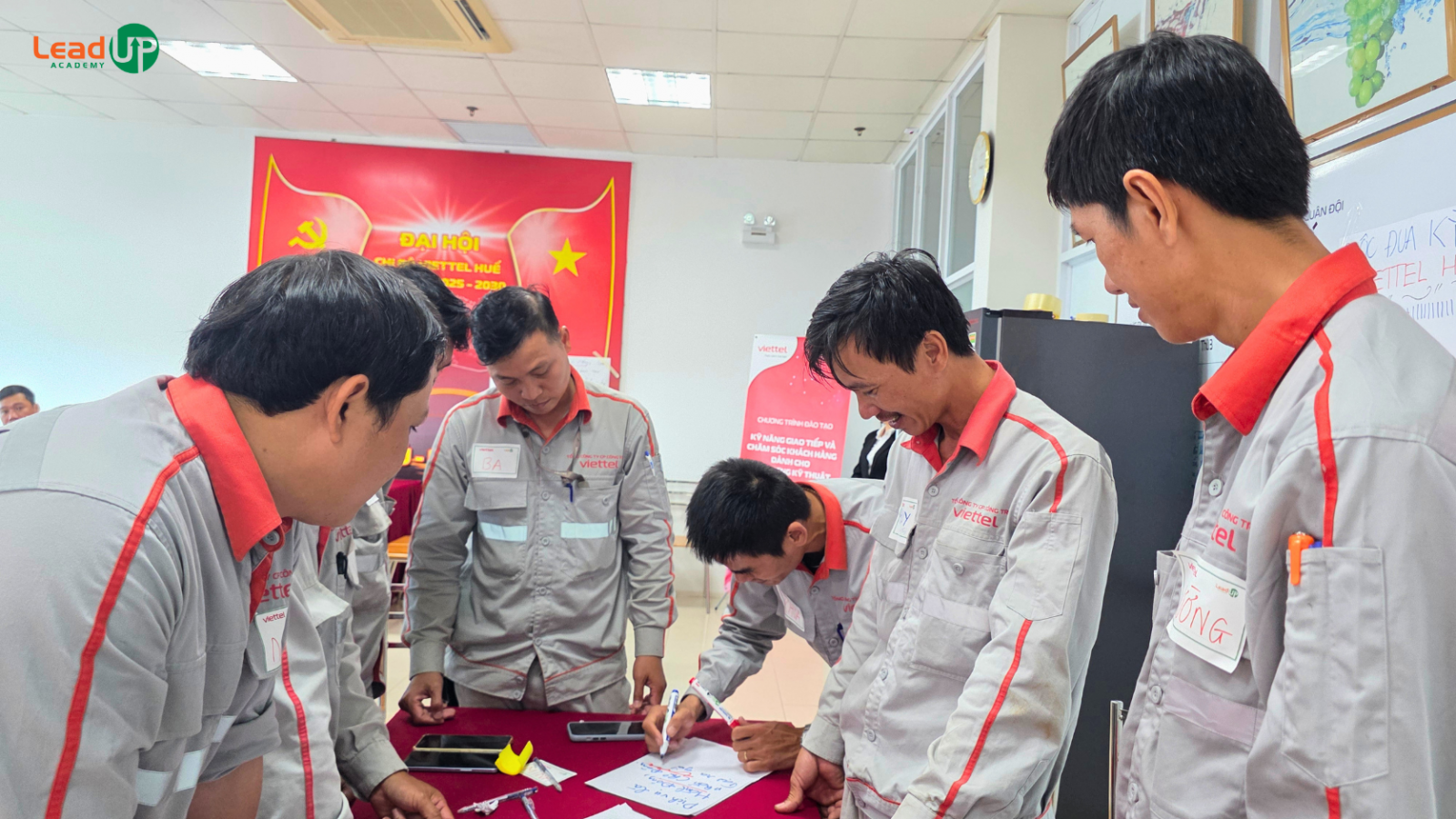 Ảnh: Thảo luận nhóm trong chương trình đào tạo tại Viettel Huế
